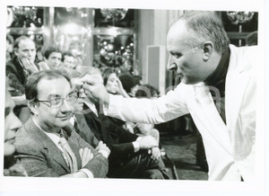 Fotografia d epoca originale 1990 ca COSTUME Carlo TOGNOLI tra il pubblico in una trasmissione Foto 24x18 cm 1