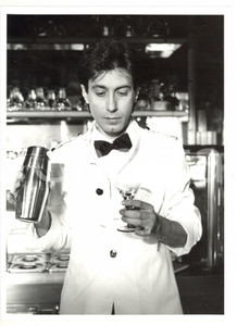 1985 ca COSTUME Carmelo LA BIONDA si improvvisa barman *Foto 18x24 cm