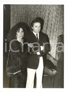1985 ca COSTUME Il mezzosoprano Julia MIGENES con il marito - Foto VINTAGE 18x24