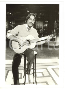  1985 ca MUSICA Ritratto del cantante TOQUINHO mentre suona la chitarra - Foto 