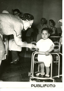 1954 ARICCIA Clinica Poliomielitica - Benefattrici visitano bambini malati ^Foto Fotografia d'epoca con didascalia coeva al verso.CONDIZIONI: G (ma lieve ondulatura al margine destro)FORMATO: 13x18 cm    originale e autentica 1