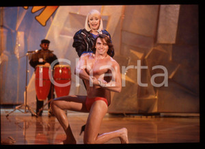 35mm vintage slide* 1991 FANTASTICO 12 Raffaella CARRA' in trasmissione (3)   Diapositiva d'epoca, in formato 35 mm.   CONDIZIONI: GOOD E' severamente vietata la riproduzione. Tutti i diritti sono riservati. ICharta mette in vendita, sul negozio eBay e in esclusiva sul sito "icharta" il proprio archivio composto da numerose diapositive e negativi fotografici d'epoca, tutti originali e autentici, che attraversano la storia del costume italiano tra gli la fine degli anni Sessanta e Novanta.Si tratta di uno sguardo inedito sull'attualit&agrave;, la politica, la vita quotidiana, il gossip e la cultura, che fotografa il cambiamento della nazione in quest'ultimo scorcio del XX secolo. Un'occasione unica per il mercato del collezionismo, che vede finalmente disponibile un archivio eccezionale per vastit&agrave;, tematiche e condizioni, in un settore (il negativo fotografico e la diapositiva) di assoluta novit&agrave; e dalle interessanti prospettive di investimento.   originale e autentica 1