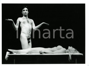 1990 ca TEATRO ITALIA "Oh! Calcutta!" - Attori nudi sul palco (1) *Foto 24x18 cm Fotografia di agenzia. CONDIZIONI: GFORMATO: 24x18 cm    originale e autentica 1