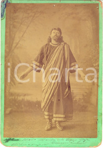 1886 MILANO Tenore Francesco TAMAGNO in scena - Foto con AUTOGRAFO RARA Rara fotografia d'epoca, che ritrae il celebre tenore in scena.Su cartoncino rigido.Dedica autografa a Lorenzo Gioia.  FORMATO: 17x26 cm CONDIZIONI: POOR (abrasioni marginali; residui di colla al verso; macchie di inchiostro; fori al margine superiore)    originale e autentica 1