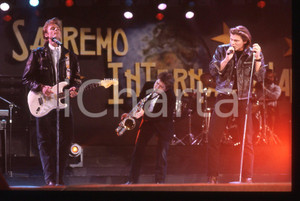 35mm vintage slide* 1991 SANREMO INTERNATIONAL Morten HARKET degli A-HA 5 Nella diapositiva compare anche Paul Waaktaar-SavoyDiapositiva d'epoca, in formato 35 mm. CONDIZIONI: GOODE' severamente vietata la riproduzione. Tutti i diritti sono riservati.Nella diapositiva ICharta mette in vendita, sul negozio eBay e in esclusiva sul sito "icharta" il proprio archivio composto da numerose diapositive e negativi fotografici d'epoca, tutti originali e autentici, che attraversano la storia del costume italiano tra gli la fine degli anni Sessanta e Novanta.Si tratta di uno sguardo inedito sull'attualit&agrave;, la politica, la vita quotidiana, il gossip e la cultura, che fotografa il cambiamento della nazione in quest'ultimo scorcio del XX secolo. Un'occasione unica per il mercato del collezionismo, che vede finalmente disponibile un archivio eccezionale per vastit&agrave;, tematiche e condizioni, in un settore (il negativo fotografico e la diapositiva) di assoluta novit&agrave; e dalle interessanti prospettive di investimento.  originale e autentica 1