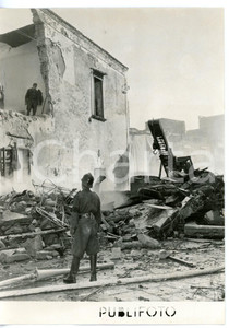 1953 NAPOLI - CAPODICHINO Intervento Vigili del Fuoco dopo disastro aereo *Foto  Fotografia d'epoca con didascalia coeva al verso.   CONDIZIONI: G FORMATO: 13x18 cm     originale e autentica 1