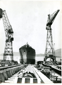 1955 LA SPEZIA - ANSALDO Folla al varo della motonave GUIDO DONEGANI *Foto 18x24  Fotografia d'epoca con didascalia coeva al verso.   CONDIZIONI: G FORMATO: 18x24 cm     originale e autentica 1