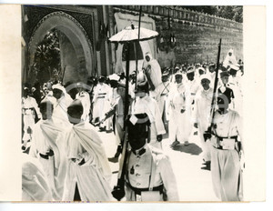 1953 FES (MAROCCO) Arrivo del nuovo sultano Muá¸¥ammad BEN ARAFA *Foto 18x13 cm  Fotografia d'epoca con didascalia coeva al verso.   CONDIZIONI: FAIR (sovraimpressioni al centro) FORMATO: 18x13 cm      originale e autentica 1