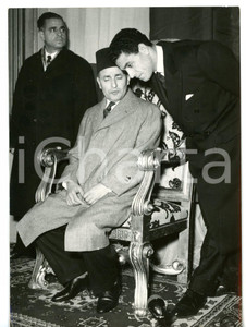 1957 GENOVA Istituto italiano per l'Africa - Muhammad V del MAROCCO *Foto 13x18  Fotografia d'epoca con didascalia coeva al verso.   CONDIZIONI: FAIR (lieve ondulatura al margine sinistro) FORMATO: 13x18 cm     originale e autentica 1