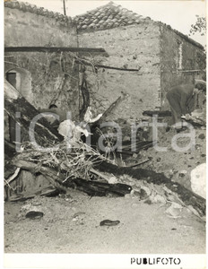 1953 ALLUVIONE CALABRIA Villaggio devastato in provincia di Reggio - Foto 18x24  Fotografia d'epoca, con didascalia coeva al verso.   CONDIZIONI: G (ma piccola sovraimpressione circolare) FORMATO: 18x24 cm     originale e autentica 1