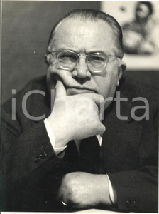 1966 FOLIGNO Benedetto PASQUINI autore Almanacco BARBANERA nel suo studio *Foto  Fotografia d'epoca, con didascalia coeva al verso.   CONDIZIONI: G FORMATO: 18x24 cm     originale e autentica 1