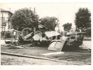 1955 ca AULNOYE-AYMERIES (F) Resti di un'auto dopo tragico incidente *Foto 18x13  Fotografia d'epoca con didascalia coeva al verso.   CONDIZIONI: G FORMATO: 18x13 cm     originale e autentica 1