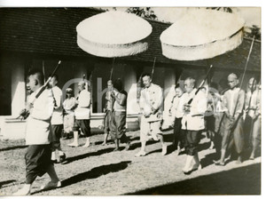1959 VIENTIANE Pha That Luang - Cerimonia di investitura re Sisavang VATTHANA  Fotografia d'epoca con didascalia coeva al verso.   CONDIZIONI: FAIR (bassa qualit&agrave; di stampa) FORMATO: 18x13 cm     originale e autentica 1
