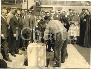 1965 MILANO Nuova autostazione merci - Posa prima pietra - Foto 24x18 cm  Fotografia d'epoca, con didascalia coeva al verso.Sono presenti alla cerimonia l'on. Brusasca, il card. Giovanni Colombo e il sottosegretario Mannironi.   CONDIZIONI: G (ma lieve sovraimpressione circolare)FORMATO: 24x18 cm     originale e autentica 1