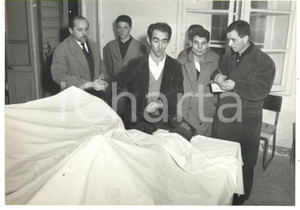 1961 MACUGNAGA - PESTARENA Tragico incidente in miniera - Salme delle vittime  Fotografia d'epoca con didascalia coeva al verso.   CONDIZIONI: FAIR (lievi sovraimpressioni) FORMATO: 18x13 cm     originale e autentica 1