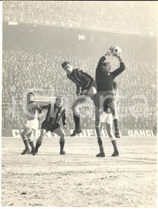1966 MILANO CALCIO INTER-VICENZA 3-2 Intervento di Adriano REGINATO - Foto   Fotografia d'epoca, con didascalia coeva al verso.  CONDIZIONI: G (lieve piegatura al margine superiore)FOTOGRAFIA: 18x24 cm    originale e autentica 1
