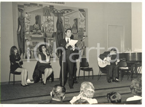 1968 MILANO Centre Culturel FranÃ§ais - Achille MILLO recita poesia di LECOMTE  Fotografia d'epoca con didascalia coeva al verso.   CONDIZIONI: G FORMATO: 18x13 cm     originale e autentica 1