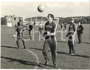 1966 CALCIO MONDIALI DURHAM (UK) Allenamento nazionale URSS *Foto 24x18 cm  Fotografia d'epoca, con didascalia coeva al verso.   CONDIZIONI: GFORMATO: 24x18 cm     originale e autentica 1