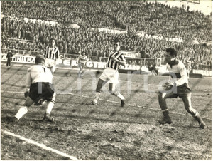1959 CALCIO JUVENTUS-NAZIONALE MILITARE 2-2 Giuseppe VAVASSORI Hugo NATTERI Foto  Fotografia d'epoca, con didascalia coeva al verso.  CONDIZIONI: GFORMATO: 24x18 cm     originale e autentica 1