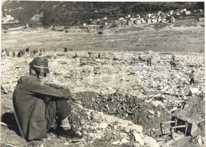 1963 TRAGEDIA DEL VAJONT Anziano presso un paese distrutto - Foto 24x18 Fotografia d'epoca con didascalia coeva.  CONDIZIONI: VERY POOR (profonda piegatura all'angolo inferiore sinistro)     originale e autentica 1