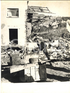 1963 TRAGEDIA DEL VAJONT Uomo presso la propria casa distrutta *Foto 18x24 cm Fotografia d'epoca con didascalia coeva.  CONDIZIONI: fair (lieve piegatura centrale)     originale e autentica 1