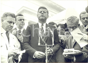 1960 WASHINGTON John F. KENNEDY tra i giornalisti dopo incontro con EISENHOWER  Fotografia d'epoca con didascalia coeva.    CONDIZIONI: G (lieve piegatura al lato sinistro) FORMATO: 18x13 cm     originale e autentica 1
