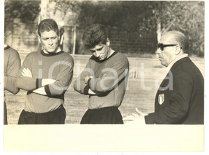 1962 SANTIAGO DEL CILE ITALIA-AUDAX Paolo MAZZA prima della partita *Foto 24x18  Fotografia d'epoca con didascalia coeva al verso.   CONDIZIONI: FAIR (piccole piegature ai margini; lievi macchie al verso) FORMATO: 24x18 cm     originale e autentica 1