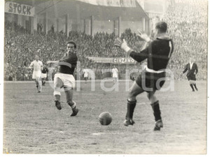 1960 ca CALCIO GENOA-FIORENTINA Miguel MONTUORI tira in porta *Foto 24x18 cm  Fotografia d'epoca.   CONDIZIONI: FAIR (bassa qualit&agrave; di stampa; forellini da affissione agli angoli) FORMATO: 24x18 cm     originale e autentica 1