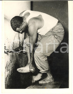 1954 EL TAHRIR (EGYPT) Gamal Abd EL-NASSER preparing his devotions in Mosque  Fotografia d'epoca con didascalia coeva al verso.   CONDIZIONI: G (lieve sovraimpressione circolare) FORMATO: 15x20 cm     originale e autentica 1