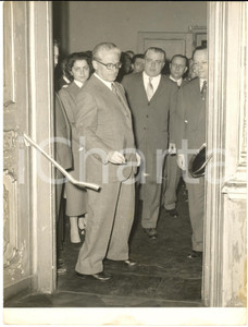 1954 MILANO Sede Democrazia Cristiana - Giovanni GRONCHI inaugura nuove sale  Fotografia d'epoca con didascalia coeva al verso.   CONDIZIONI: FAIR (piegature marginali e tracce di umidit&agrave;) FORMATO: 18x24 cm     originale e autentica 1