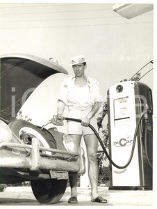 1966 GOVERNOLO (MN) Calciatore William NEGRI alla pompa di benzina di famiglia  Fotografia d'epoca con didascalia coeva al verso.   CONDIZIONI: G (ma lievi macchie di inchiostro) FORMATO: 18x24 cm     originale e autentica 1