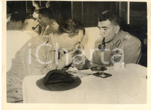 1954 CAIRO President Mohamed NAGUIB and Khaled MOHIEDDINE after the coup d'etat  Fotografia d'epoca con didascalia coeva al verso.   CONDIZIONI: G FORMATO: 20x15 cm     originale e autentica 1