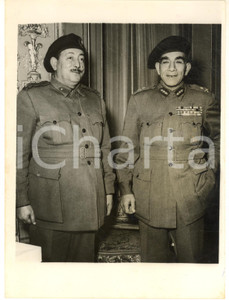1954 CAIRO President Mohamed NAGUIB Col. Salah HATATA with new Infantry beret  Fotografia d'epoca con didascalia coeva al verso.   CONDIZIONI: G (ma sovraimpressione circolare)FORMATO: 15x20 cm     originale e autentica 1