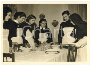 1958 TORINO Via Lomellina - Scuola di economia domestica - Allieve a lezione  Fotografia d'epoca, con didascalia coeva al verso.  CONDIZIONI: GFORMATO: 18x13 cm     originale e autentica 1