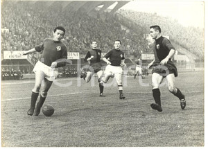 1960 ca CALCIO FIORENTINA-GENOA Miguel MONTUORI in possesso palla *Foto 24x18  Fotografia d'epoca.   CONDIZIONI: FAIR (bassa qualit&agrave; di stampa; forellini da affissione agli angoli) FORMATO: 24x18 cm     originale e autentica 1