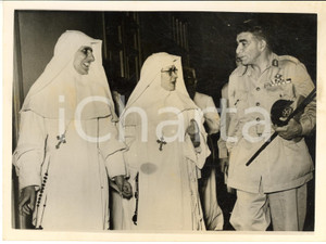 1953 CAIRO ZAMALEK "MÃ¨re de Dieu" School - Mohamed NAGUIB and Mother Superior  Fotografia d'epoca con didascalia coeva al verso.   CONDIZIONI: G (difetto centrale di stampa)FORMATO: 20x15 cm     originale e autentica 1