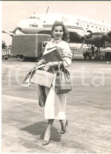 1956 ROMA CIAMPINO Arrivo di Abbe LANE su volo TWA - Foto 13x18 cm  Fotografia d'epoca con didascalia coeva al verso.   CONDIZIONI: G (ma lievi macchie in trasparenza) FORMATO: 13x18 cm     originale e autentica 1