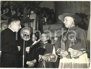 1963 SEMINARIO DI MILANO Nuovo arcivescovo Giovanni COLOMBO salutato dai giovani