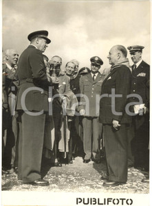 1953 ROMA Ing. Giovanni Battista CAPRONI consegna coppa al gen. Aldo URBANI Foto Fotografia d'epoca con didascalia coeva al verso.La cerimonia si svolse in occasione del 50&deg; anniversario del primo volo dei Fratelli Wright. CONDIZIONI: fair (sovraimpressioni circolari) FORMATO: 13x18 cm     originale e autentica 1