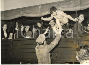 1957 ALLUVIONE DEL POLESINE Sfollati su un carro - Fotografia 18x13 cm