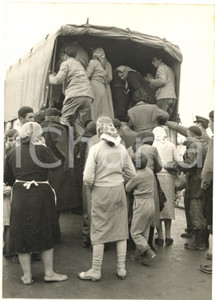 1957 ALLUVIONE DI GORO Soccorsi alla popolazione in fuga - Foto 13x18 cm