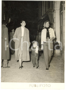 1953 CAPRI Ingrid BERGMAN con Roberto ROSSELLINI jr e la governante - Foto  Fotografia d'epoca con didascalia dattiloscritta coeva.  CONDIZIONI: G (ma lieve sovraimpressione) FORMATO: 13x18 cm     originale e autentica 1