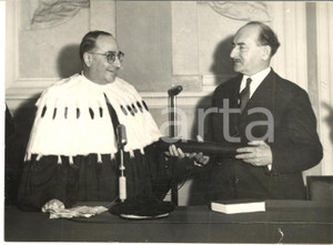 1960 MESSINA Salvatore PUGLIATTI consegna a QUASIMODO laurea honoris causa