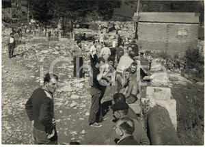 1958 ALLUVIONE CAMPIGLIA SOANA (TO) Famiglie di sfollati - Foto 18x13 cm Fotografia d'epoca con didascalia coeva al verso. CONDIZIONI: GFORMATO: 18x13 cm     originale e autentica 1