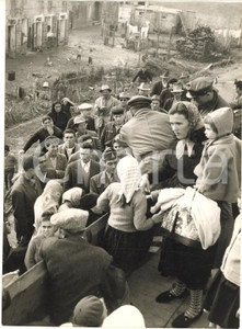 1957 ALLUVIONE Isola POLESINE CAMERINI Sgombero famiglie contadine - Foto 13x18 Fotografia d'epoca con didascalia coeva al verso. CONDIZIONI: GFORMATO: 13x18 cm     originale e autentica 1