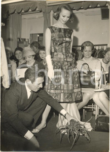 Fotografia d epoca originale 1961 PARIS Jean SABLON promÃ¨ne langouste au dÃ©filÃ© chez Catherine GERARD Photo 1