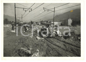 1957 ALLUVIONE IN PIEMONTE Operai rimuovono il fango dalle strade *Foto 18x13 cm  Fotografia d'epoca con didascalia coeva.  CONDIZIONI: G (ma lievi sovraimpressioni) FORMATO: 18x13 cm     originale e autentica 1