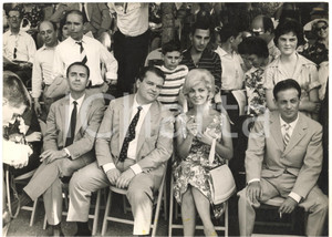 1960 SALSOMAGGIORE TERME Giuria per MISS CINEMA - Aldo FABRIZI Scilla GABEL Foto  Fotografia d'epoca, con didascalia coeva al verso.  CONDIZIONI: G (macchie al margine inferiore)FORMATO: 24x18 cm     originale e autentica 1