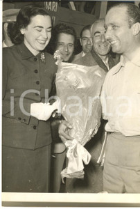 1953 BRESCIA MILLE MIGLIA Juan Manuel FANGIO festeggiato per il 2Â° posto *Foto Fotografia d'epoca con didascalia coeva.  CONDIZIONI: POOR (piegatura all'angolo inferiore sinistro)FORMATO: 13x18 cm      originale e autentica 1