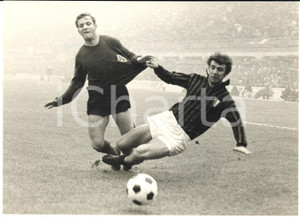 1969 MILANO CALCIO MILAN-FIORENTINA 0-0 Caduta di Pierino PRATI *Foto 18x13  Fotografia d'epoca con didascalia coeva al verso.  CONDIZIONI: G (ma graffi superficiali) FORMATO: 18x13 cm     originale e autentica 1